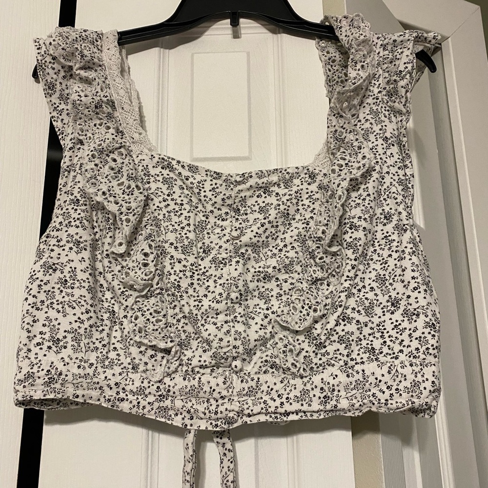American Eagle Outfitters Floral Crop Top - Black and White